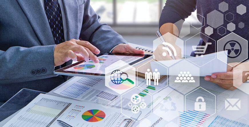 Reunión de ejecutivos revisando cifras y datos económicos en tablet