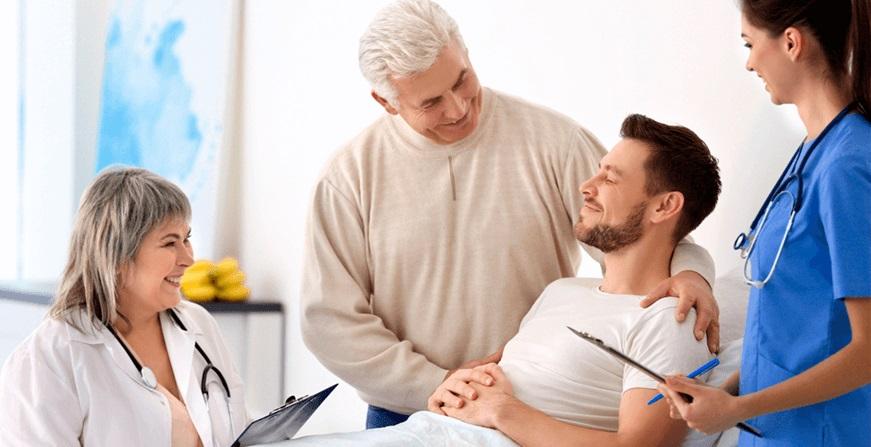 Médicas conversando con grupo familiar